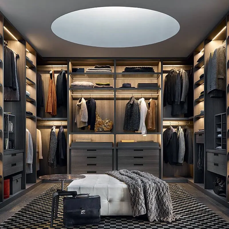 Dressing sur mesure Maroc conception moderne avec rangements intégrés et étagères ajustables