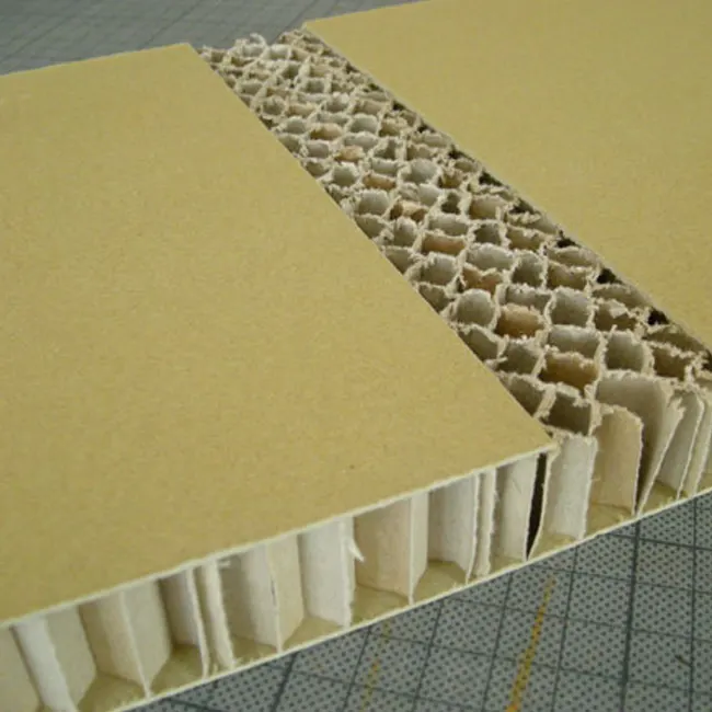 Structure en nid d’abeille pour remplissage léger pour porte intérieur