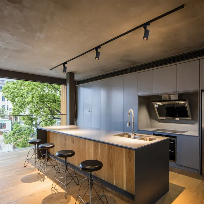 cuisine équipée en bois sur mesure au Maroc avec mobilier artisanal, menuiserie cuisine Maroc et finitions haut de gamme en bois naturel