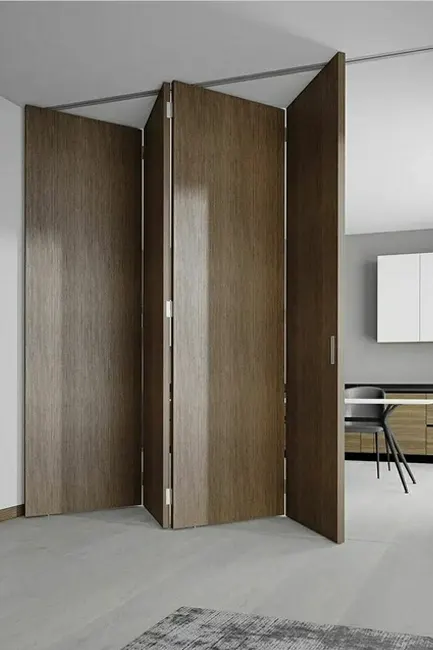 grande porte accordéon en bois sur mesure au Maroc pour séparation de large espace intérieur