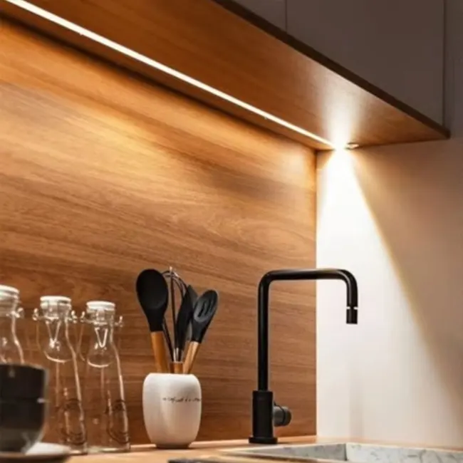 lumières et ambiances cuisine équipée en bois Maroc