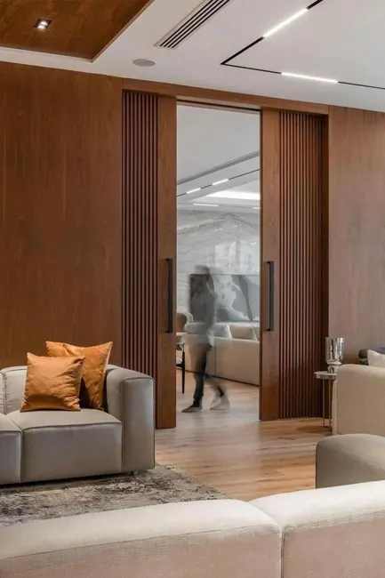 porte coulissante en bois sur mesure au Maroc pour gain d’espace intérieur