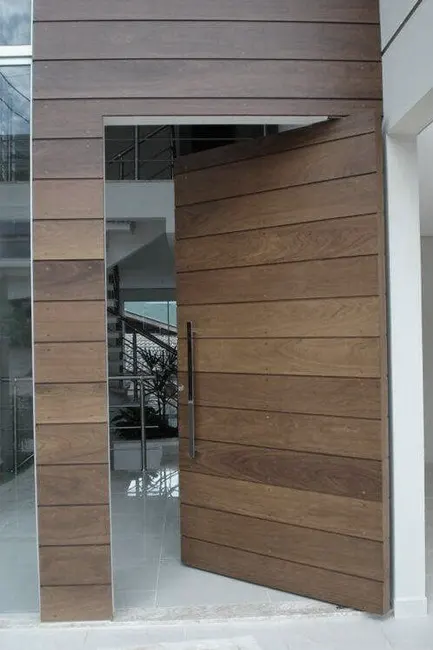 porte pivotante en bois sur mesure au Maroc design moderne architectural
