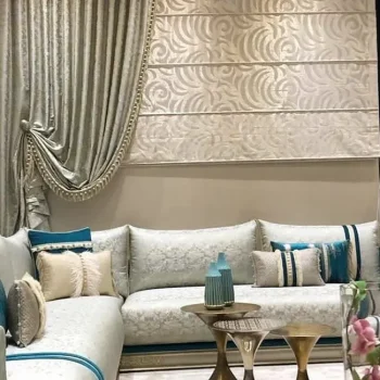 rideaux sur mesure en tapisserie marocaine contemporaine apportant cohérence et finition élégante à un intérieur raffiné